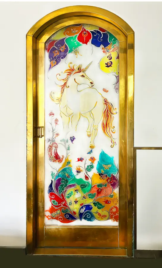 La Licorne, porte en verre peint encadrée de laiton