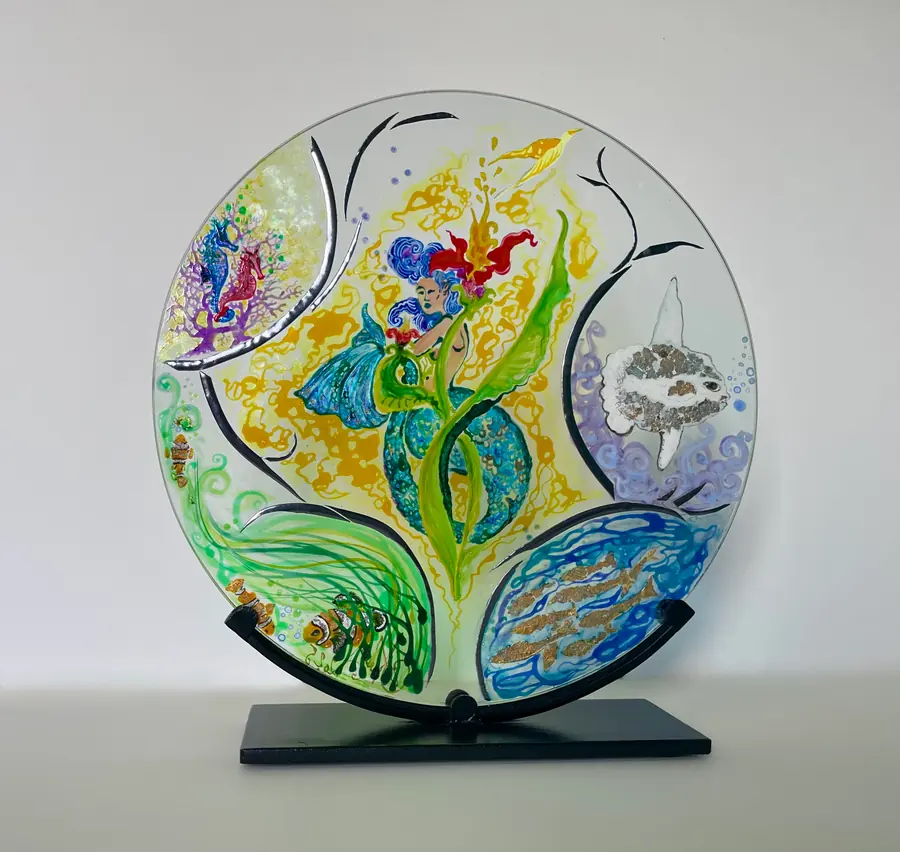Mondaquanime, disque de verre peint, une sirène dans un monde d’âmes et d’eau